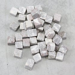 Kamienie dekoracyjne kwadratowe KUBIK szare 20x20 mm 1,5 kg BOX