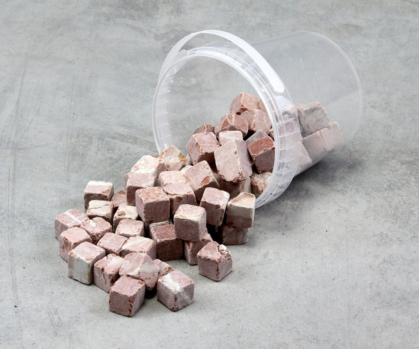 Kamienie ozdobne kwadratowe KUBIK czerwony 20x20 mm 1,5 kg BOX