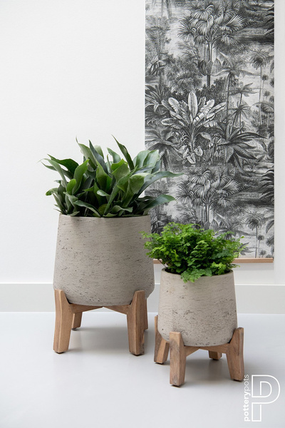 Patt XXL 42/43 czarna donica na niskim drewnianym stojaku