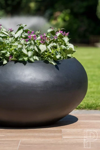 Cora S 47/25 czarna osłonka płaska i szeroka kamienna na taras