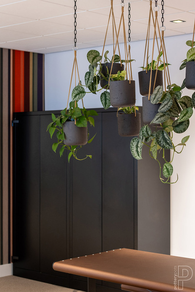 Charlie M 18/17,5 doniczka wisząca kamienna czarna