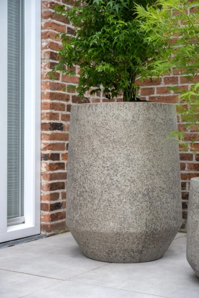 Harith High S 40/48 szarobrązowa donica z kamienia dioriet grey