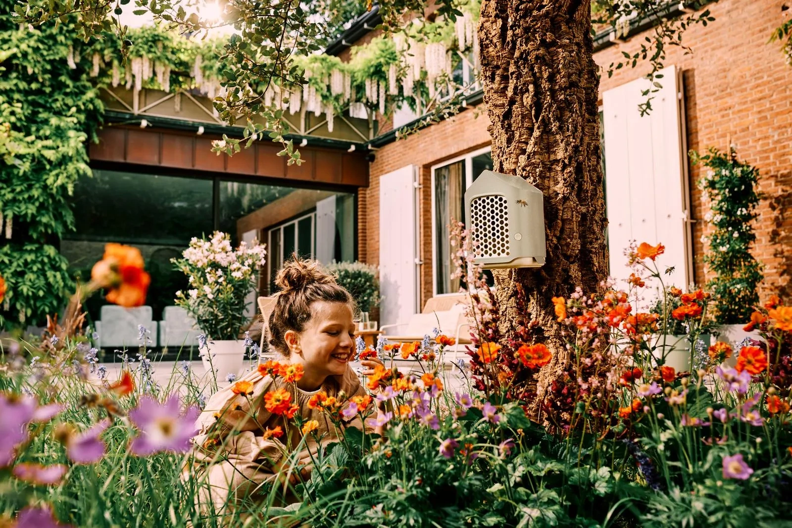 Elho Cosy Insect Hotel – hotel dla owadów z recyklingu