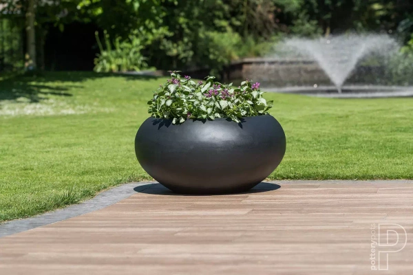 Cora S 47/25 czarna osłonka płaska i szeroka kamienna na taras