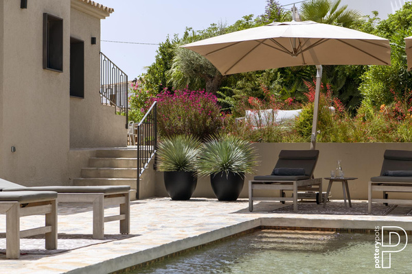 Jesslyn S 50/44 czarna kamienna donica