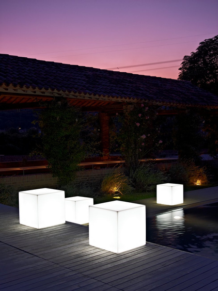 Stolik podświetlany KUBE 50x50/50 na zewnątrz