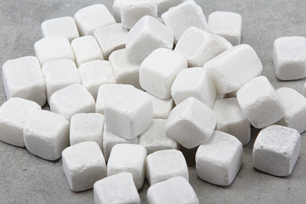 Kamienie ozdobne kwadratowe KUBIK biały 20x20 mm 1,5 kg BOX