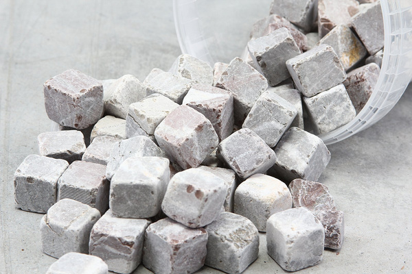 Kamienie dekoracyjne kwadratowe KUBIK szare 20x20 mm 1,5 kg BOX