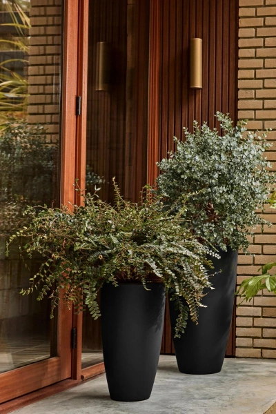 June Round High 39/70 wysoka czarna donica na taras