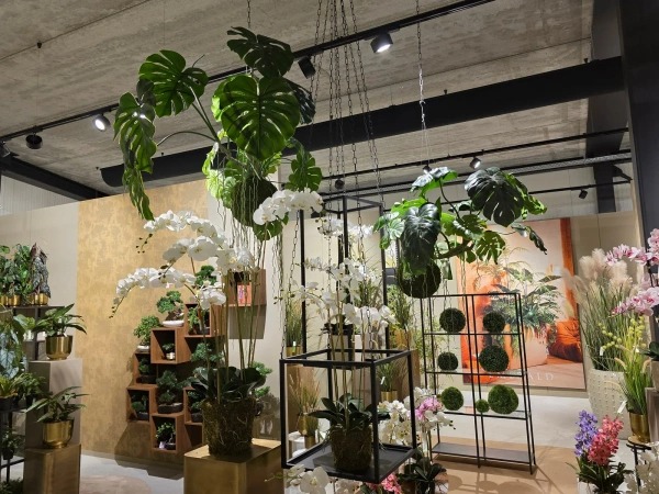 Sztuczna wisząca monstera na kuli z mchem 60 cm