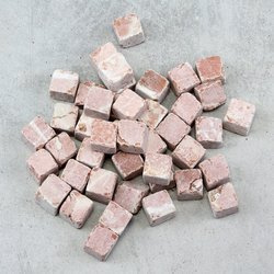 Kamienie ozdobne kwadratowe KUBIK czerwony 20x20 mm 1,5 kg BOX