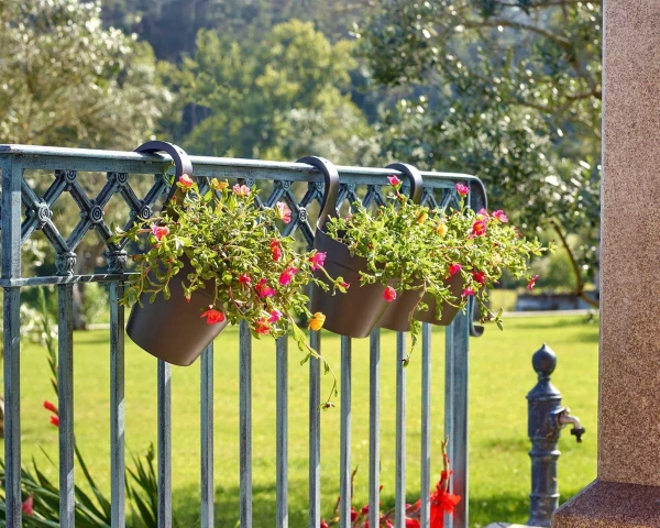 Capri Triple 54 podłużna doniczka na balkon taupe