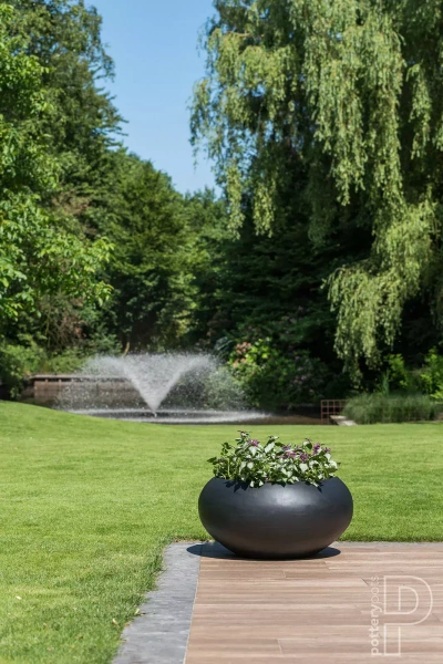 Cora S 47/25 czarna osłonka płaska i szeroka kamienna na taras