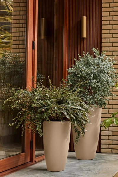 June Round High 39/70 wysoka beżowa donica na taras balanced beige