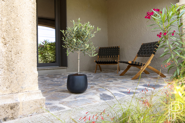 Kevan M 25/21 czarna doniczka naturalna kamienna