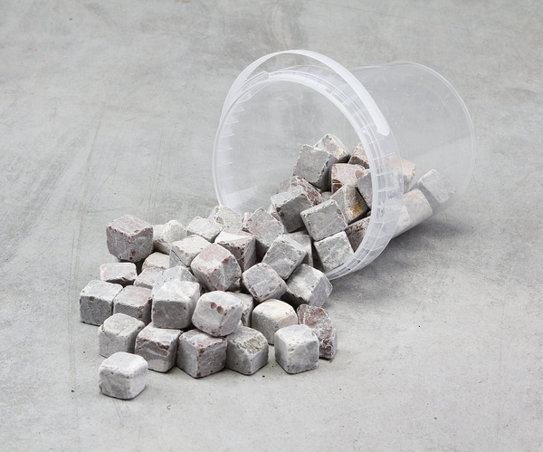 Kamienie dekoracyjne kwadratowe KUBIK szare 20x20 mm 1,5 kg BOX