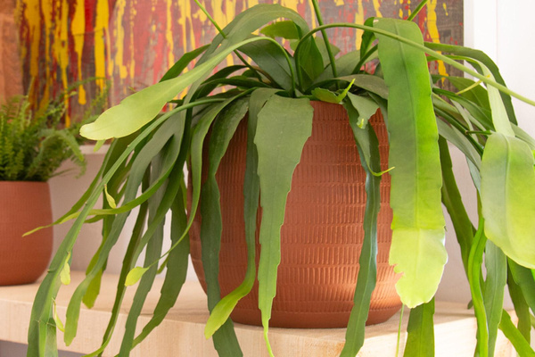 AURA 16/14 doniczka ceramiczna z teksturą terakota