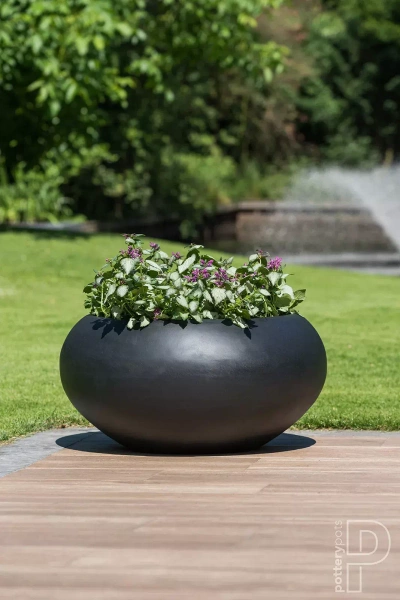 Cora S 47/25 czarna osłonka płaska i szeroka kamienna na taras