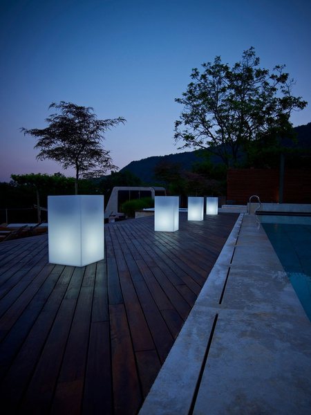 KUBE HIGH 40x40/70 wysoka donica świecąca zewnętrzna