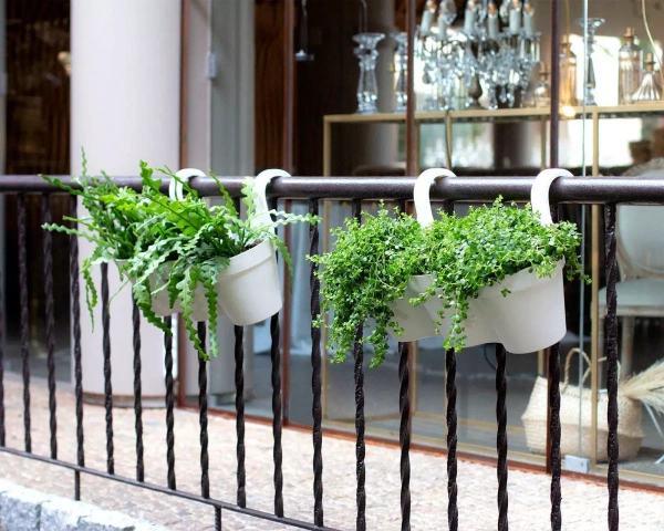 Capri Triple 54 czerwona doniczka podłużna na poręcz