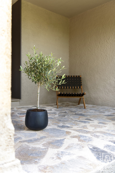 Kevan M 25/21 czarna doniczka naturalna kamienna