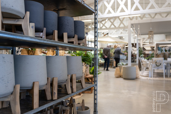 Patt XXL 42/43 czarna donica na niskim drewnianym stojaku