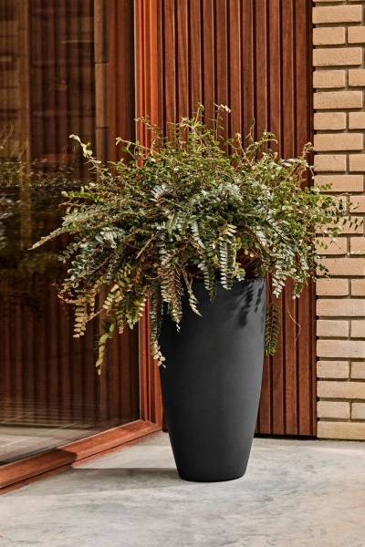 June Round High 30/53 czarna wysoka donica do salonu